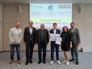 Bild: privat; von links nach rechts: Markus Benesch (BMB), Georg Konetzky (BMWET), Prof. Mag. Rainer Möstl, Marco Fesl, 7C Klasse, Melina Schneider-Lugger (WKÖ) und Organisator Hartwig Hitz